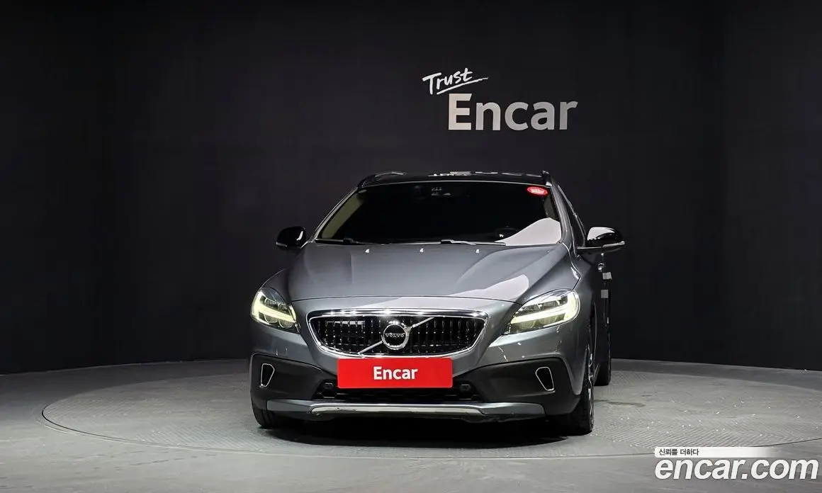 Volvo V40 2019 2.0 автомат (гидро), фото 3 Volvo V40 2019 2.0 автомат (гидро), фото 3