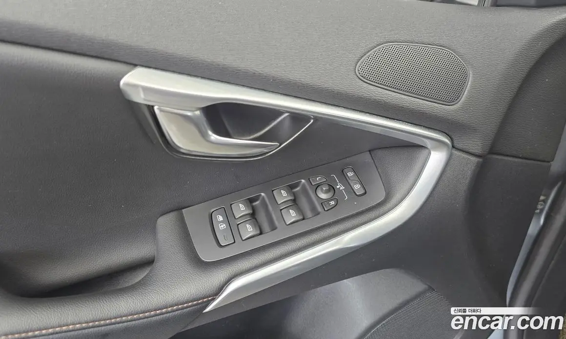 Volvo V40 2019 2.0 автомат (гидро), фото 24 Volvo V40 2019 2.0 автомат (гидро), фото 24