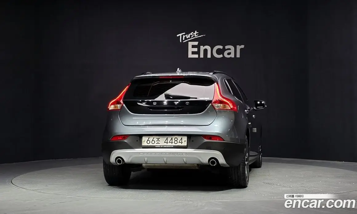 Volvo V40 2019 2.0 автомат (гидро), фото 4 Volvo V40 2019 2.0 автомат (гидро), фото 4