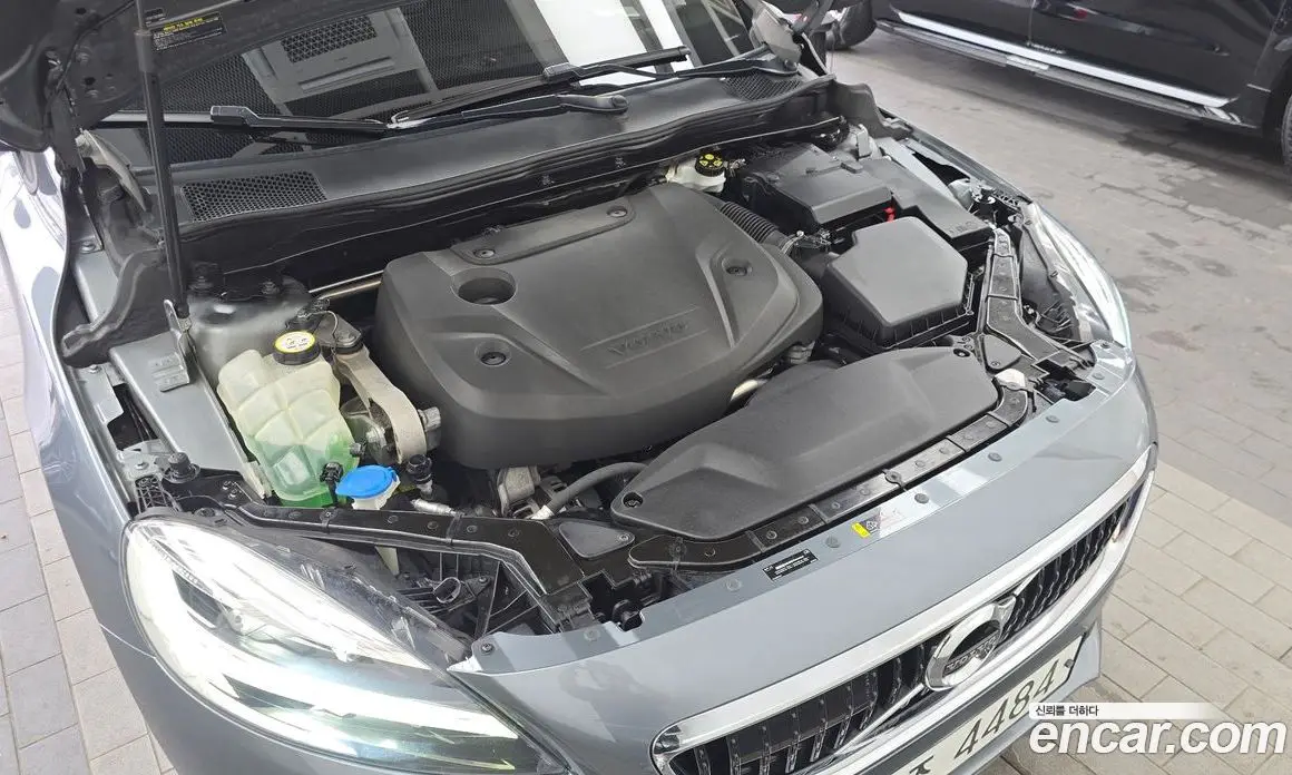 Volvo V40 2019 2.0 автомат (гидро), фото 6 Volvo V40 2019 2.0 автомат (гидро), фото 6