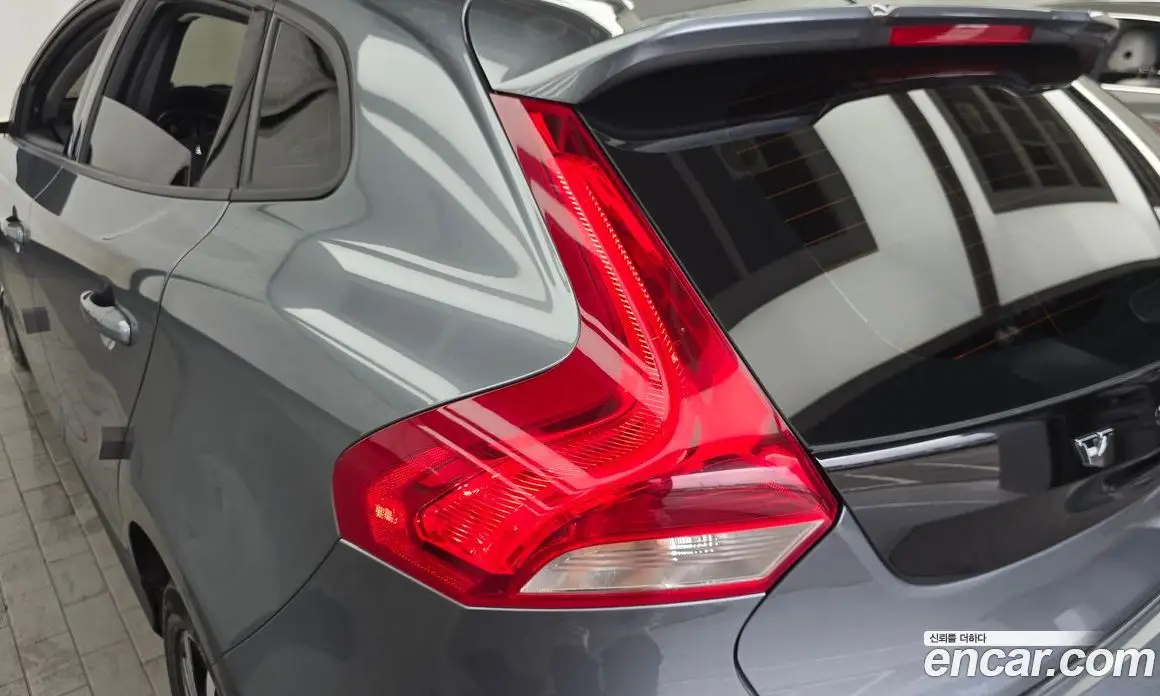Volvo V40 2019 2.0 автомат (гидро), фото 9 Volvo V40 2019 2.0 автомат (гидро), фото 9
