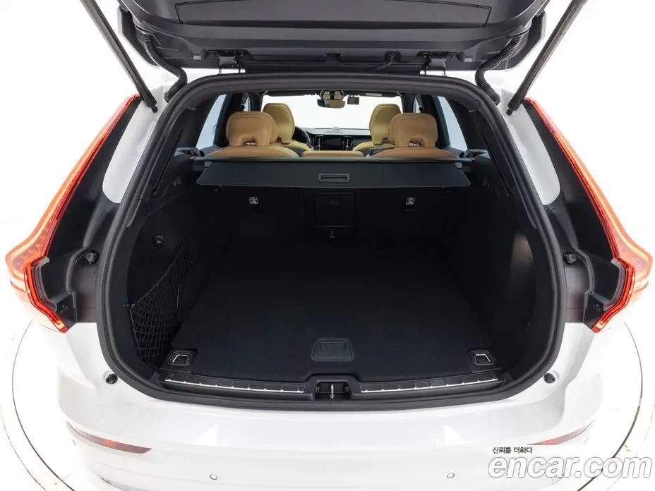 Volvo XC60 2025 2.0 автомат (гидро), фото 19