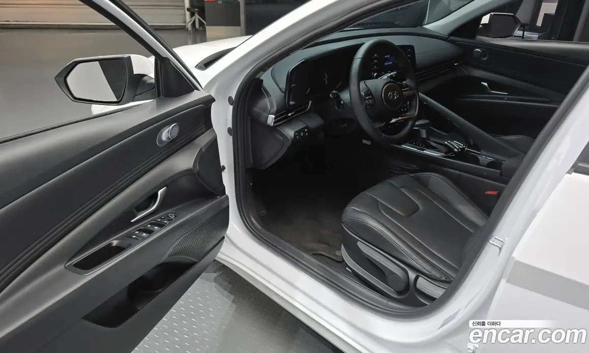 Hyundai Avante 2023 1.6 автомат (гидро), фото 10