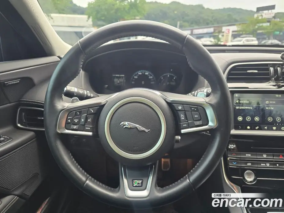 Jaguar XE 2019 2.0 автомат (гидро), фото 11 Jaguar XE 2019 2.0 автомат (гидро), фото 11