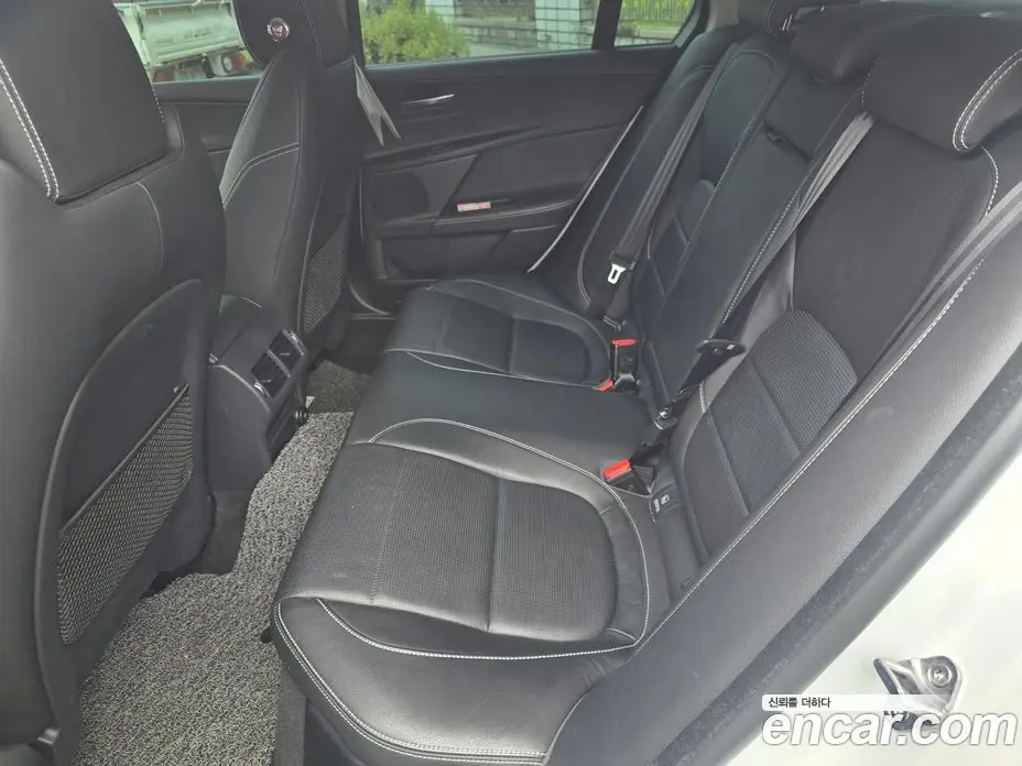 Jaguar XE 2019 2.0 автомат (гидро), фото 12 Jaguar XE 2019 2.0 автомат (гидро), фото 12