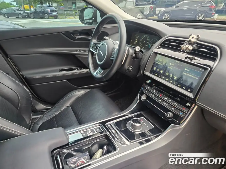 Jaguar XE 2019 2.0 автомат (гидро), фото 13 Jaguar XE 2019 2.0 автомат (гидро), фото 13