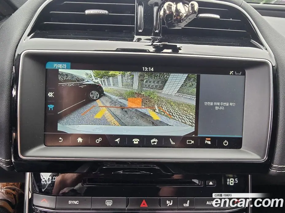Jaguar XE 2019 2.0 автомат (гидро), фото 15 Jaguar XE 2019 2.0 автомат (гидро), фото 15