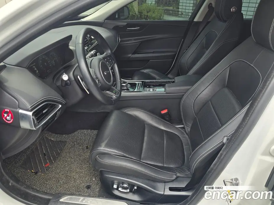 Jaguar XE 2019 2.0 автомат (гидро), фото 8 Jaguar XE 2019 2.0 автомат (гидро), фото 8