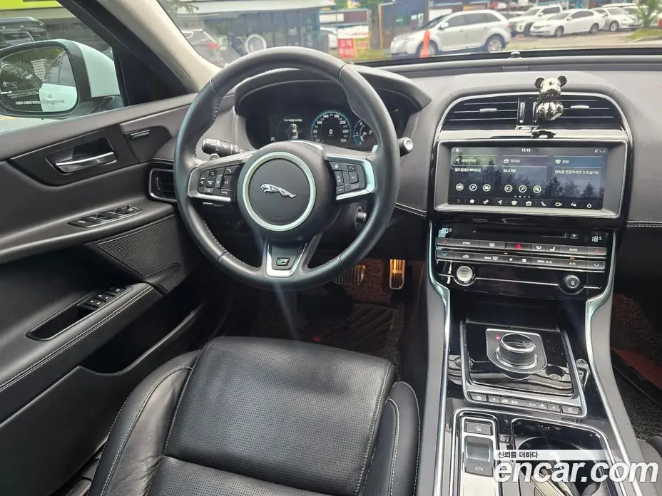 Jaguar XE 2019 2.0 автомат (гидро), фото 10 Jaguar XE 2019 2.0 автомат (гидро), фото 10