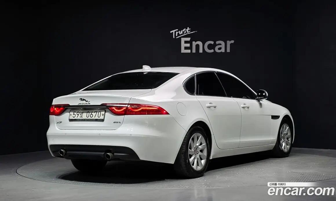 Jaguar XF 2016 2.0 автомат (гидро), фото 2 Jaguar XF 2016 2.0 автомат (гидро), фото 2