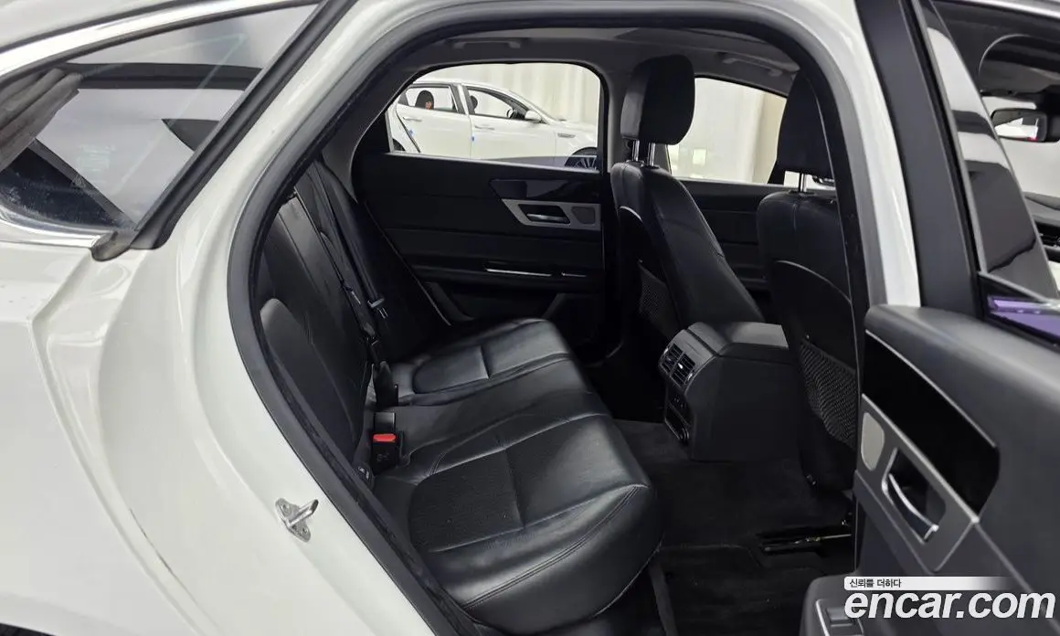 Jaguar XF 2016 2.0 автомат (гидро), фото 12 Jaguar XF 2016 2.0 автомат (гидро), фото 12