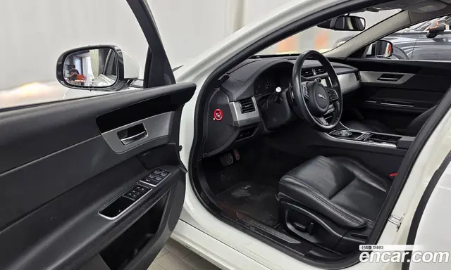 Jaguar XF 2016 2.0 автомат (гидро), миниатюра 10 Jaguar XF 2016 2.0 автомат (гидро), миниатюра 10