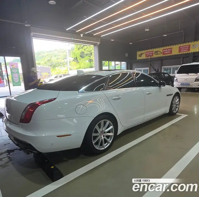 Jaguar XJ 2017 3.0 автомат (гидро), миниатюра 2 Jaguar XJ 2017 3.0 автомат (гидро), миниатюра 2