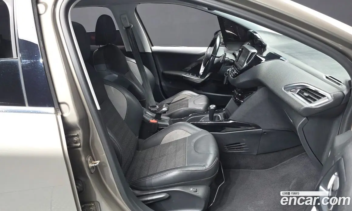 Peugeot 2008 2017 1.6 автомат (гидро), фото 11