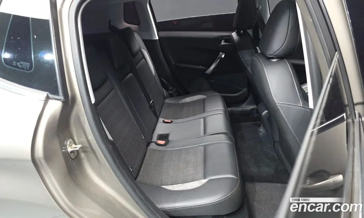Peugeot 2008 2017 1.6 автомат (гидро), фото 12