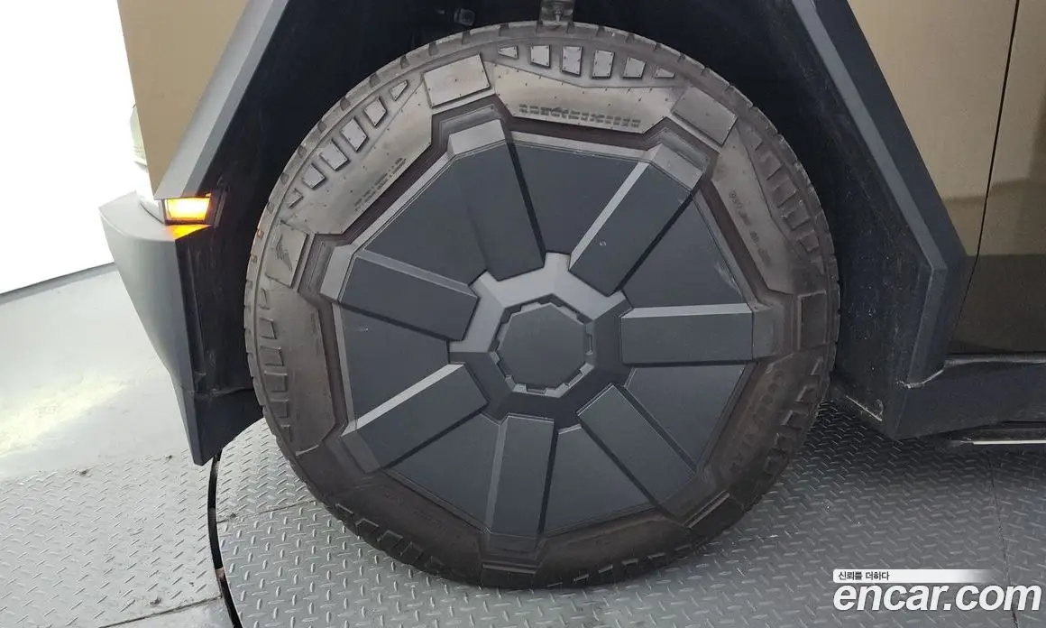 Tesla Cybertruck 2024 0.1 автомат (гидро), фото 5 Tesla Cybertruck 2024 0.1 автомат (гидро), фото 5