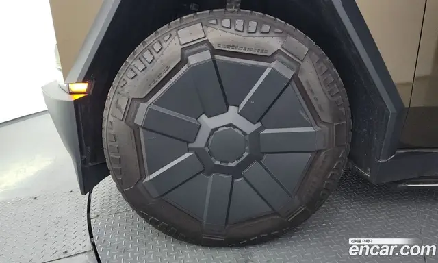 Tesla Cybertruck 2024 0.1 автомат (гидро), миниатюра 5 Tesla Cybertruck 2024 0.1 автомат (гидро), миниатюра 5