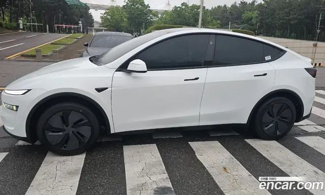 Tesla Model Y 2025 автомат (гидро), миниатюра 1 Tesla Model Y 2025 автомат (гидро), миниатюра 1
