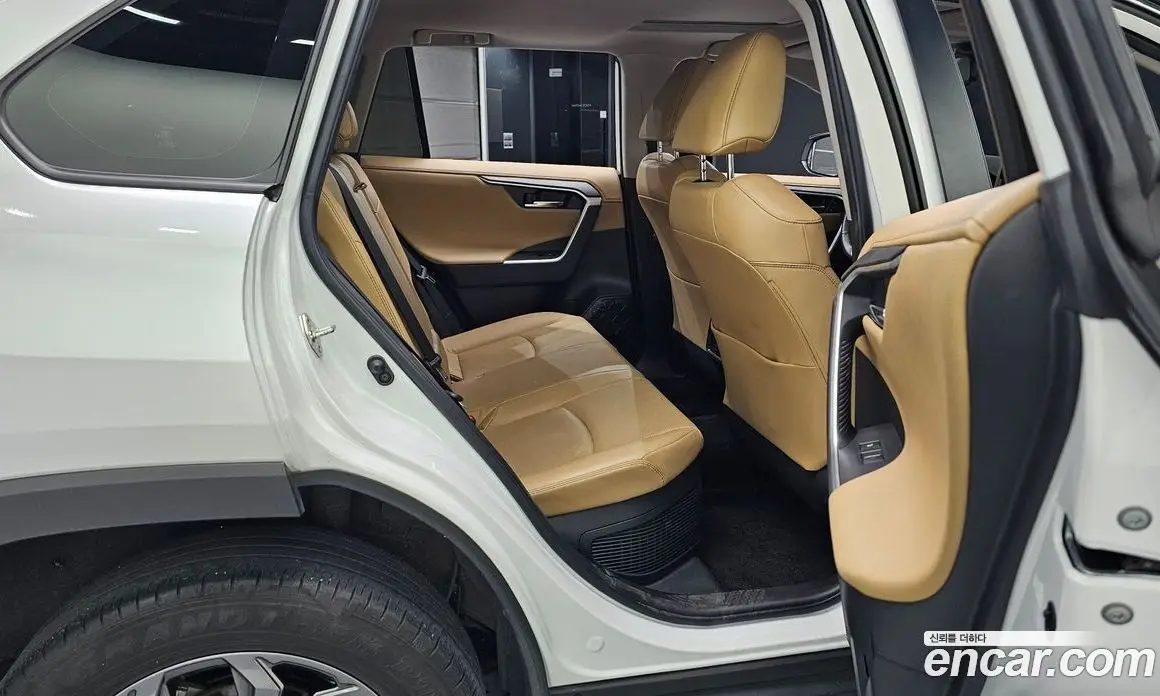 Toyota RAV4 2023 2.5 автомат (гидро), фото 18 Toyota RAV4 2023 2.5 автомат (гидро), фото 18