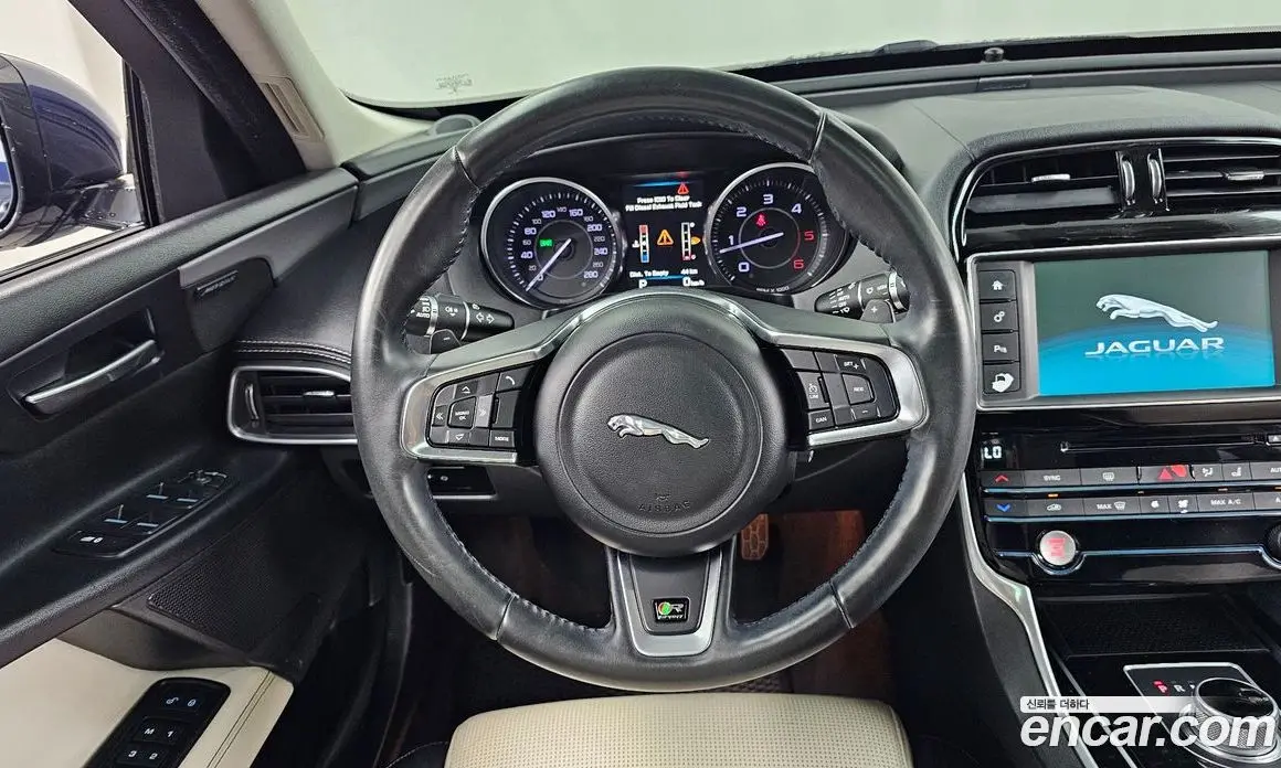 Jaguar XE 2015 2.0 автомат (гидро), фото 13 Jaguar XE 2015 2.0 автомат (гидро), фото 13