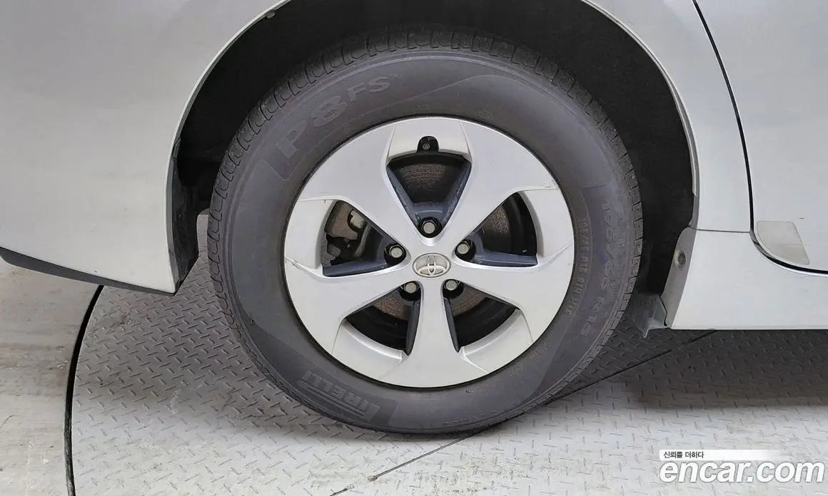 Toyota Prius 2014 1.8 автомат (гидро), фото 5 Toyota Prius 2014 1.8 автомат (гидро), фото 5