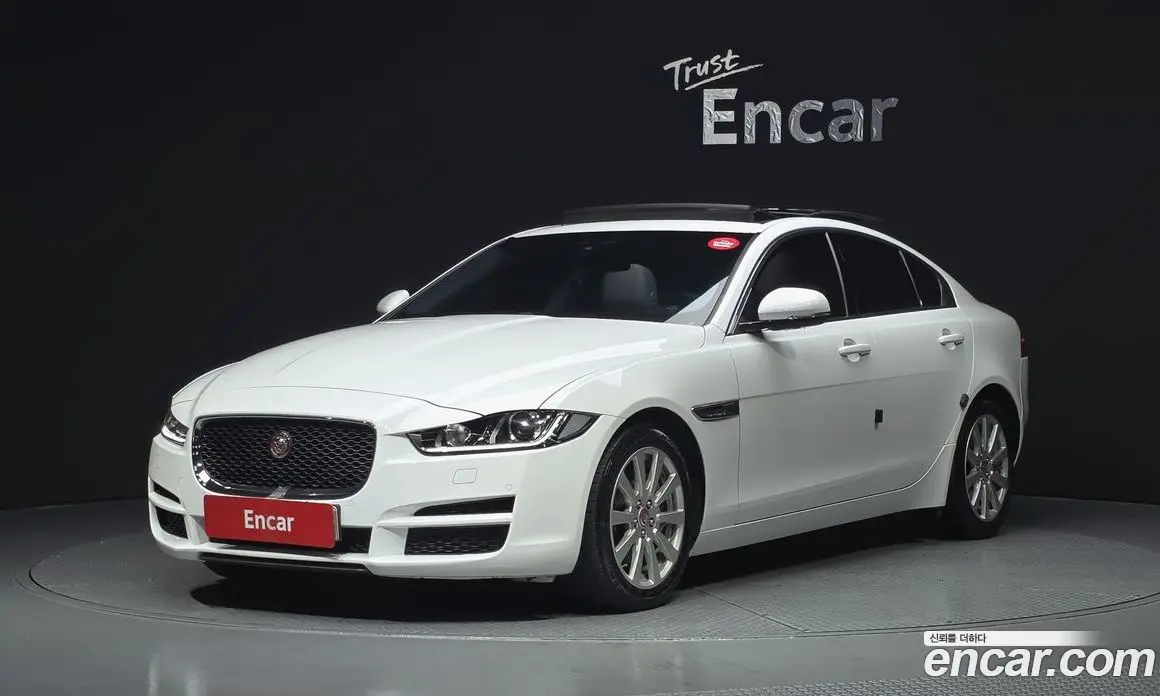 Jaguar XE 2016 2.0 автомат (гидро), фото 1 Jaguar XE 2016 2.0 автомат (гидро), фото 1