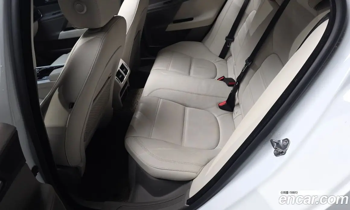 Jaguar XE 2016 2.0 автомат (гидро), фото 12 Jaguar XE 2016 2.0 автомат (гидро), фото 12