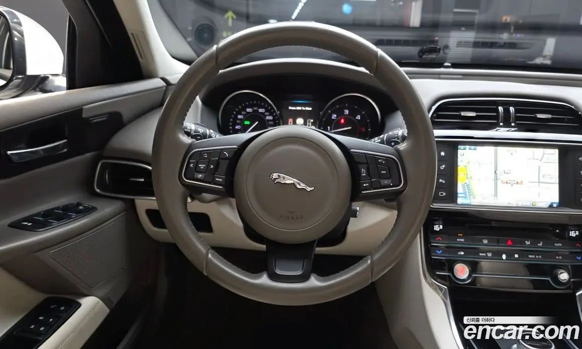 Jaguar XE 2016 2.0 автомат (гидро), фото 13 Jaguar XE 2016 2.0 автомат (гидро), фото 13