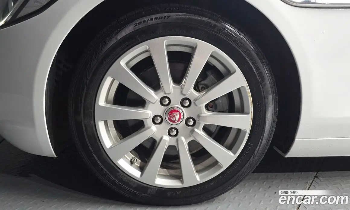 Jaguar XE 2016 2.0 автомат (гидро), фото 5 Jaguar XE 2016 2.0 автомат (гидро), фото 5