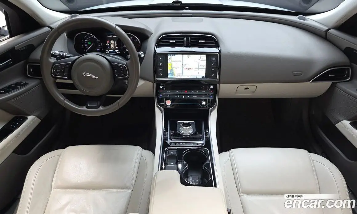 Jaguar XE 2016 2.0 автомат (гидро), фото 7 Jaguar XE 2016 2.0 автомат (гидро), фото 7