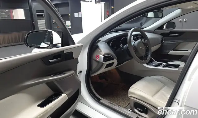 Jaguar XE 2016 2.0 автомат (гидро), миниатюра 10 Jaguar XE 2016 2.0 автомат (гидро), миниатюра 10