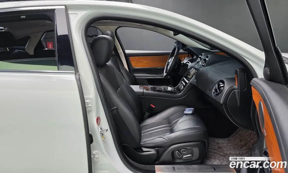 Jaguar XJ 2013 2.0 автомат (гидро), фото 11 Jaguar XJ 2013 2.0 автомат (гидро), фото 11