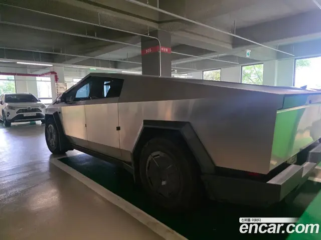 Tesla Cybertruck 2024 автомат (гидро), миниатюра 6 Tesla Cybertruck 2024 автомат (гидро), миниатюра 6