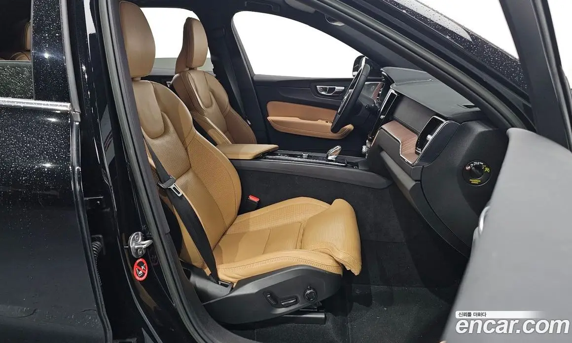Volvo XC60 2022 2.0 автомат (гидро), фото 13