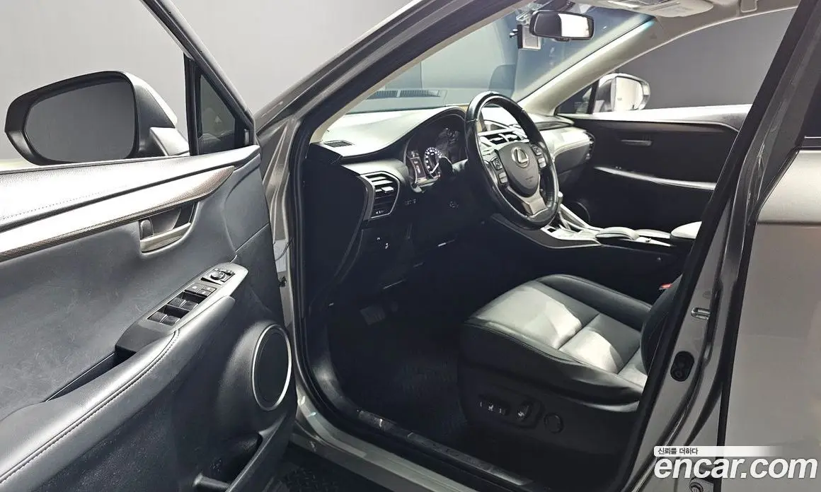 Lexus NX 2017 2.5 автомат (гидро), фото 10 Lexus NX 2017 2.5 автомат (гидро), фото 10