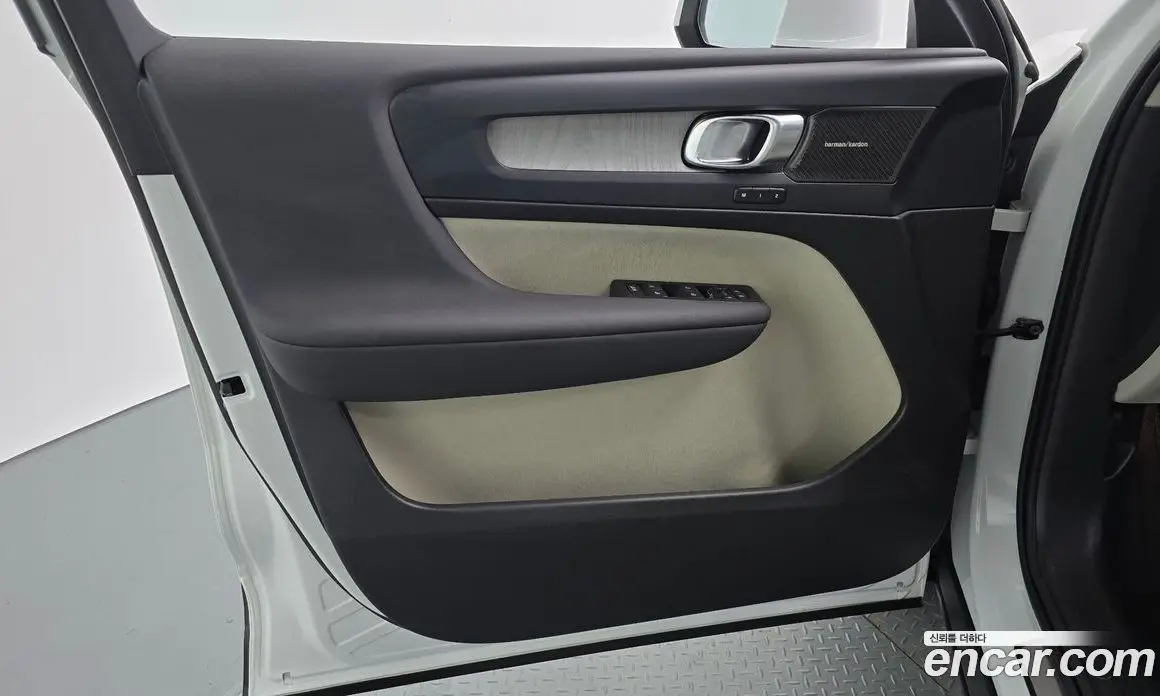 Volvo XC40 2024 2.0 автомат (гидро), фото 14 Volvo XC40 2024 2.0 автомат (гидро), фото 14