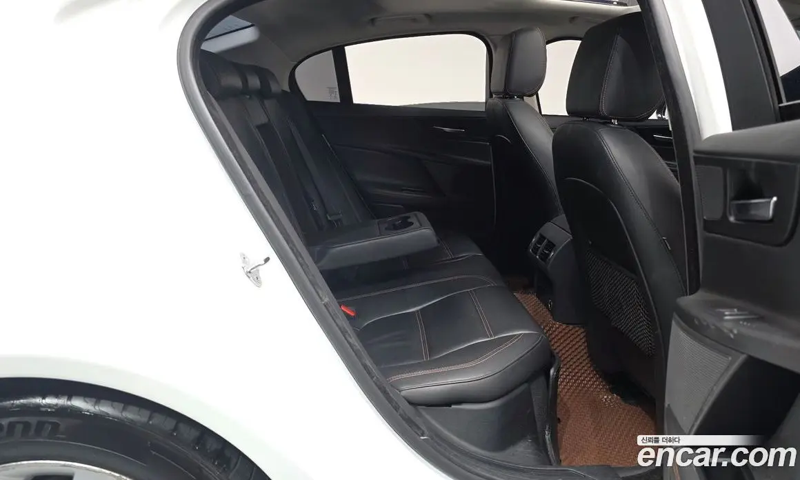 Jaguar XE 2015 2.0 автомат (гидро), фото 16 Jaguar XE 2015 2.0 автомат (гидро), фото 16