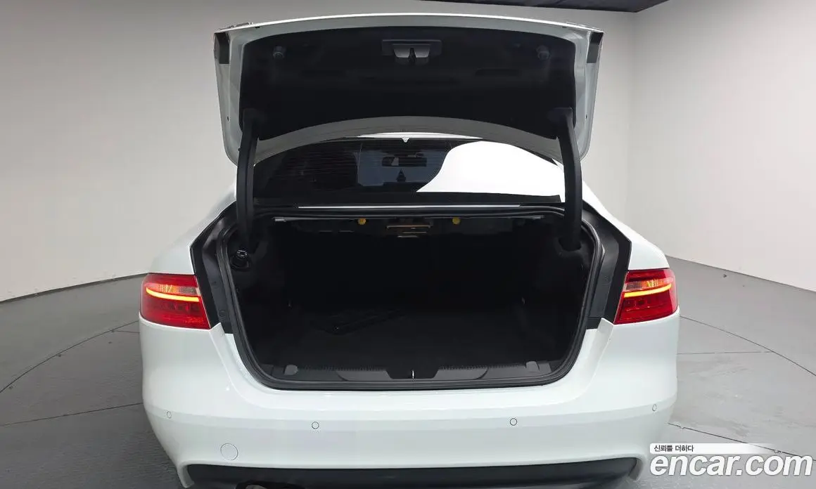 Jaguar XE 2015 2.0 автомат (гидро), фото 25 Jaguar XE 2015 2.0 автомат (гидро), фото 25