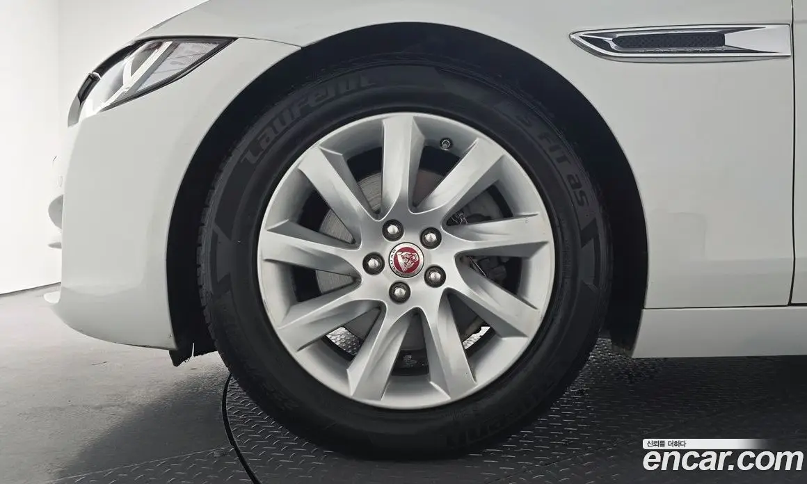 Jaguar XE 2015 2.0 автомат (гидро), фото 4 Jaguar XE 2015 2.0 автомат (гидро), фото 4