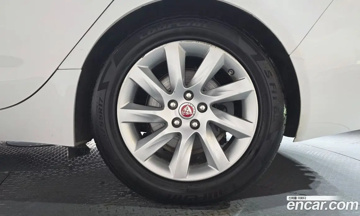 Jaguar XE 2015 2.0 автомат (гидро), фото 6 Jaguar XE 2015 2.0 автомат (гидро), фото 6