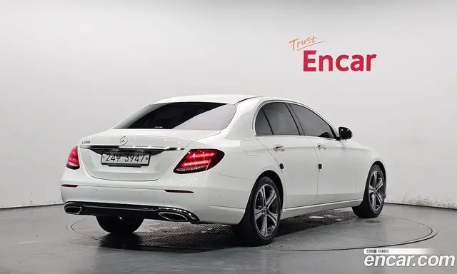 Mercedes-Benz E-Class 2018 2.0 автомат (гидро), миниатюра 1 Mercedes-Benz E-Class 2018 2.0 автомат (гидро), миниатюра 1