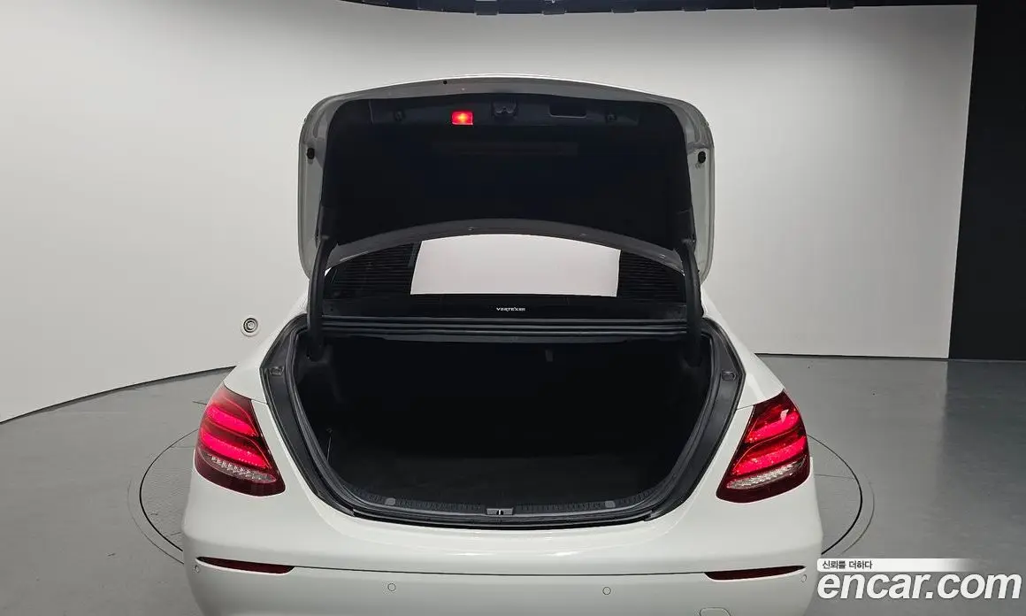 Mercedes-Benz E-Class 2018 2.0 автомат (гидро), фото 25 Mercedes-Benz E-Class 2018 2.0 автомат (гидро), фото 25