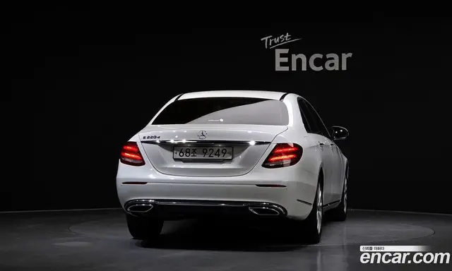 Mercedes-Benz E-Class 2019 1.9 автомат (гидро), миниатюра 4