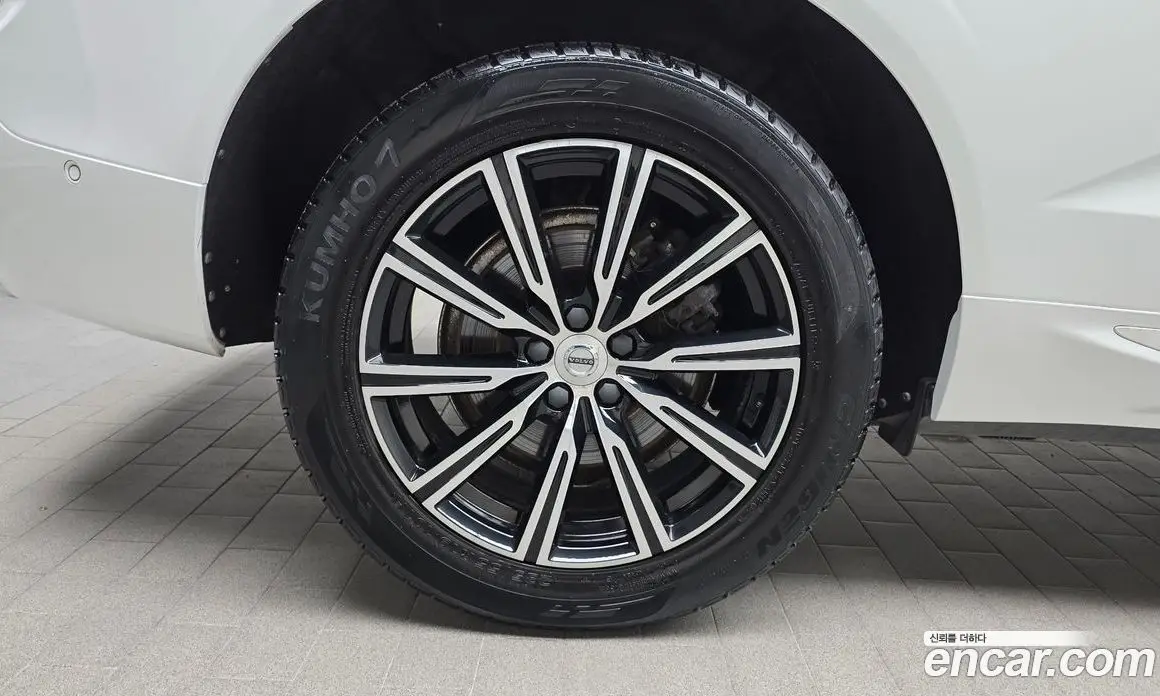 Volvo XC60 2019 2.0 автомат (гидро), фото 4 Volvo XC60 2019 2.0 автомат (гидро), фото 4