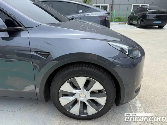 Tesla Model Y 2023 автомат (гидро), миниатюра 3