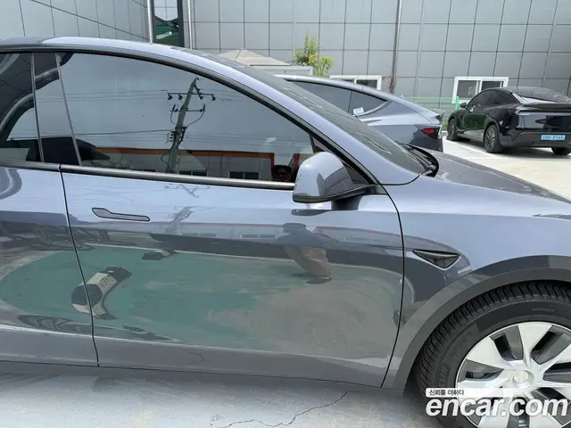 Tesla Model Y 2023 автомат (гидро), миниатюра 4