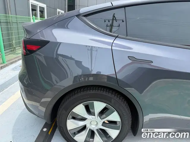 Tesla Model Y 2023 автомат (гидро), миниатюра 5