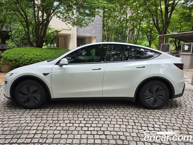 Tesla Model Y 2025 автомат (гидро), миниатюра 3 Tesla Model Y 2025 автомат (гидро), миниатюра 3