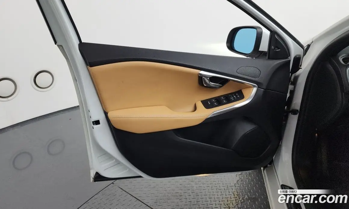 Volvo V40 2018 2.0 автомат (гидро), фото 14
