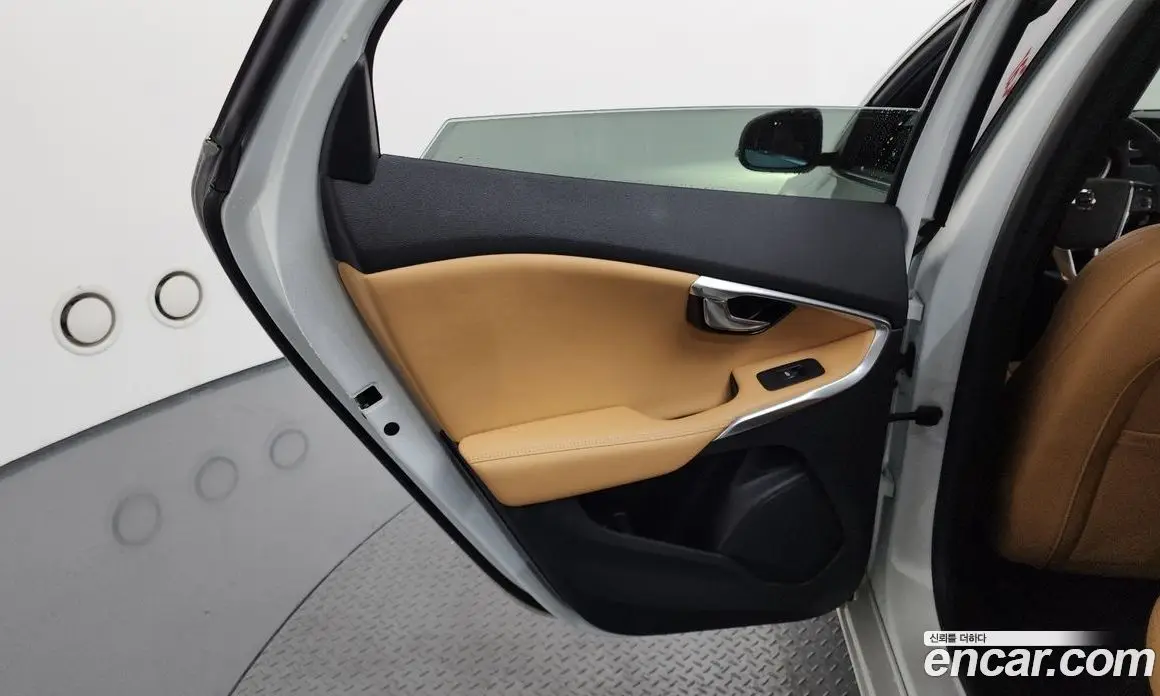 Volvo V40 2018 2.0 автомат (гидро), фото 15